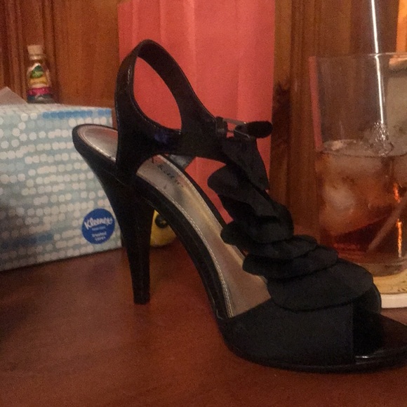 Absolutely beautiful high heeled sandals! Never worn! - Picture 4 of 9